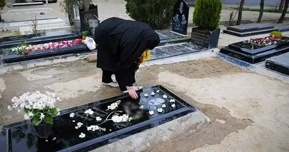 آب-روی-قبر-ریختن