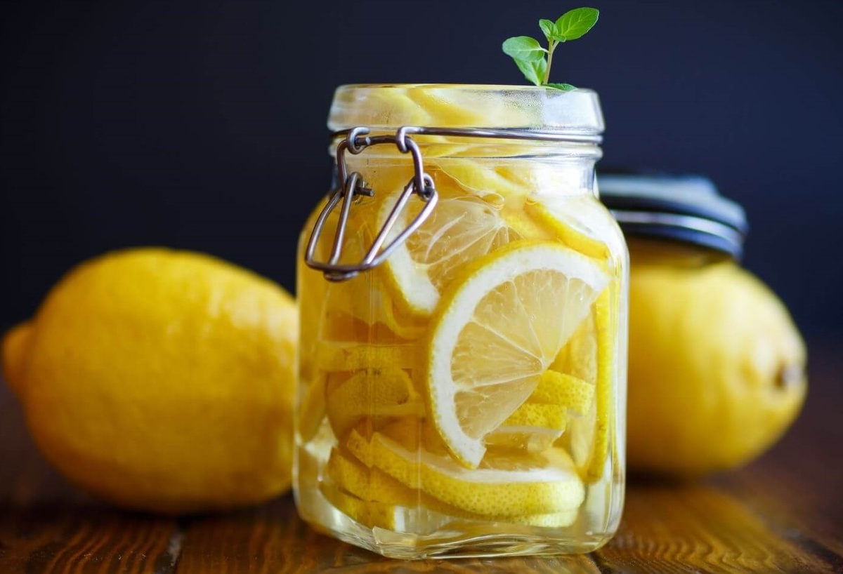 طرز تهیه ترشی لیمو ترش با پوست ؛ چاشنی خوش‌طعمی از دل سنت ایرانی