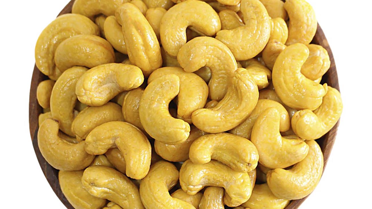 ۳ روش ساده بو دادن بادام هندی خام در خانه