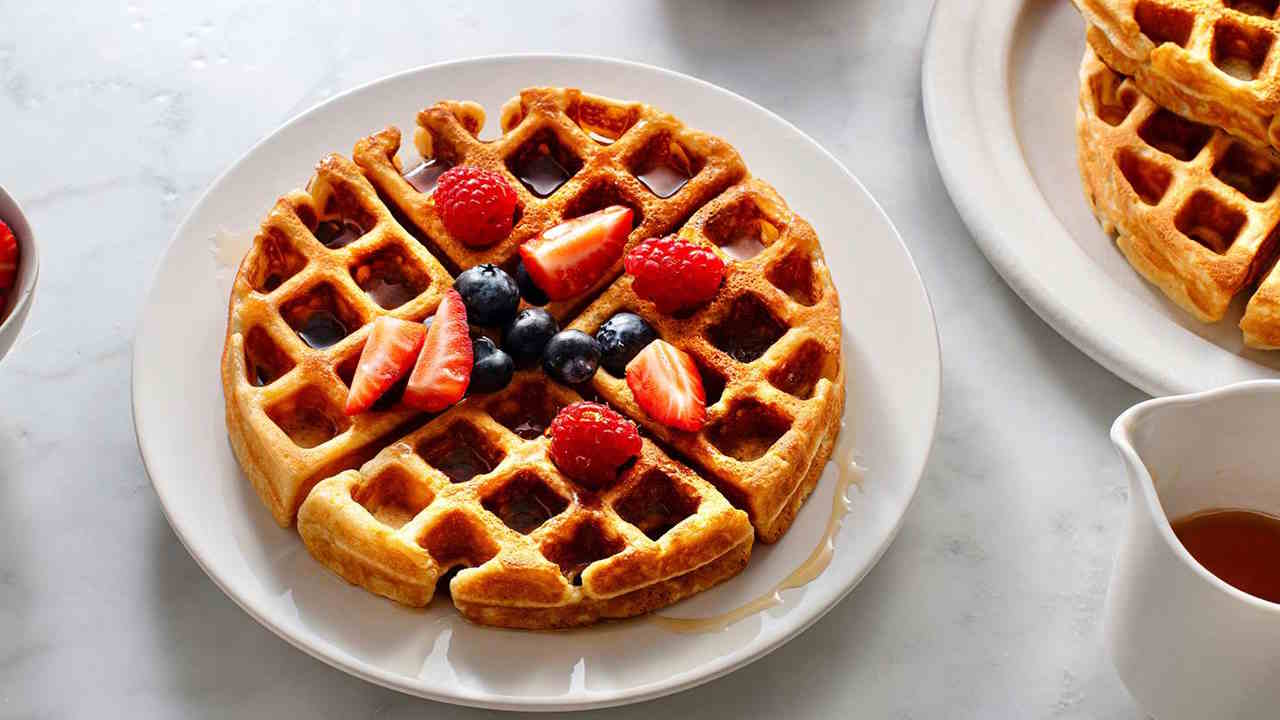 وافل چیست؟ آشنایی با تاریخچه، انواع و طرز تهیه آن